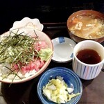 魚料理 芝文 - 生本鮪中落・しらす丼けんちん汁付