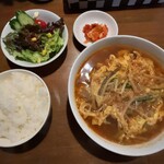 辛いもんダイニング  あかまる - ランチのユッケジャンラーメン（サラダ・ごはん・キムチ）
