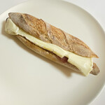 PANE PORCINI - 生ハムとブリーチーズのサンド