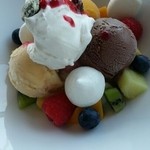 Peter - フルーツサンデー。バニラ、チョコ、マンゴーシャーベットにフルーツ、生クリーム、マシュマロ、マカロン入り　トッピングはピスタチオ