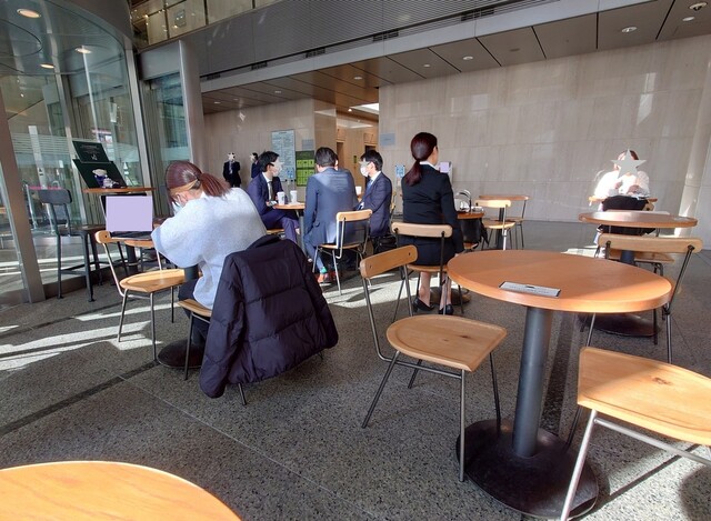 Starbucks Coffee Suidobashi Korakumori Biru Ten photo 5