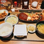 Yayoi Ken - ハンバーグとエビフライとから揚げの人気トリオ定食、イカのから揚げ、納豆