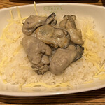 欧風カレー ガヴィアル - 牡蠣カレー１６００円。コンフィした大粒の牡蠣が５つものり、迫力がありますね♩ 凝縮された牡蠣の旨味が味わえて、とても美味しかったです（╹◡╹）