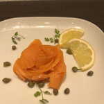 欧風カレー ガヴィアル - スモークサーモンのケッパー添え８００円。盛りが良いコスパの高い一品です。旨味も強く、とても美味しくいただきました（╹◡╹）