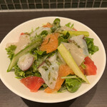 欧風カレー ガヴィアル - オリジナルサラダ７５０円。サーモン、ホタテ、タコとシーフードが沢山使われたサラダです。深いどんぶりサイズで、たっぷりと楽しみました（╹◡╹）