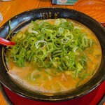 Tonkoku Uma-Ya Ra-Men - ネギを掛けたラーメン