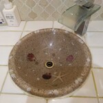 麺や二代目 夜来香 - 洗面台（貝などが埋め込まれていて、お洒落）【２０２２年１０月撮影】