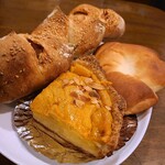 パンやのくっくう - ベーコンエピ、クリームパン、かぼちゃのタルト