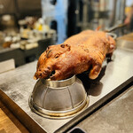 仁修樓 - ◎中国広東省ではお祝いの席に欠かせない小豚の丸焼き。