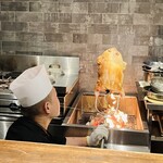 仁修樓 - ◎汗だくになりながら、小豚の丸焼きを一緒懸命に焼いて行く。