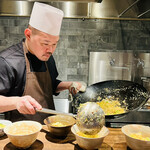 仁修樓 - ◎XO醤の炒飯を盛り付け。