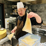 仁修樓 - ◎希少な青鮫のフカヒレを見せてくれた。