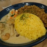 CURRY LOUNGE ハーフ&ハーフ - 手前が 海老とほうれん草のカレー