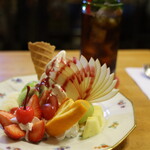 ヴァンヴェール珈琲 - 9種のフルーツパフェ(700円)