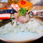 Uoyoshi - 海鮮丼1500円ご飯400g断面