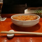 Butano Sakaba To Yonakano Sobato Maruishi - ロースかつ丼(¥1400だが酒飲みで¥300引)のアタマ