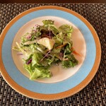 りんでんばーむ - セットのサラダ。ドレッシングが美味しい♡中央にはリンゴが(ღ˘⌣˘ღ)