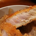 Butano Sakaba To Yonakano Sobato Maruishi - ロースかつ丼(¥1400だが酒飲みで¥300引)のアタマからカツ引出し◎自慢のミディアムレア