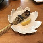 カープ鳥 - カキ串300円。磯の香が強くて、美味しいです。さすが広島