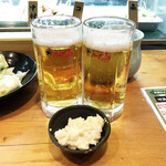 カープ鳥 - 生ビール594円。やっぱり初球はコレ。メニュー上の球酒ではスライダーでした