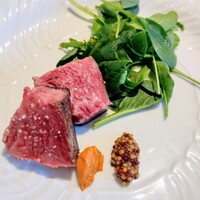 La Brianza - サカエヤ手当て熟成牛炭火焼き檜の香りロメスコソースタスマニア産粒マスタード。新保さんのところのお肉美味しくて大好き。嬉しい(*˘︶˘*).｡.:*♡