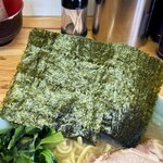 ラーメン六角家 - 海苔増しは7枚100円。