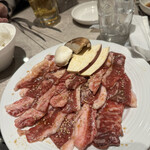 カルビは胡麻が振りかけてあり、タレの味が付いています。