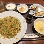 唐朝刀削麺 - カレー炒飯と餃子のセット
