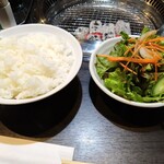 Yakiniku Sumika - ライスとサラダ