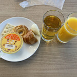 ホテルインターゲート 広島 - クッキー、クロワッサン、プリン、オレンジジュース、アップルジュースをチョイス。(๑>◡<๑)