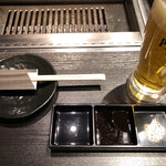 Matsusakagyuu Yakiniku Emu - ビールとテーブルセット