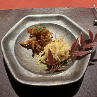 Ji-Cube - ❷白魚の揚げ物を2種の味わい
                    ・自家製カラスミと山椒塩
                    ・煮詰めた醤油で甘辛いチャーシューのようなタレ