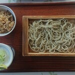 扇谷 - とり天ごぼう(皿もり) ¥880～蕎麦は板のせ。