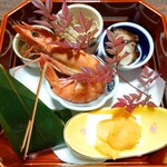 閑祥庵 禅紫 - 鯛の手まり寿司(手前左)、くわいチップス(手前右)、海老の照り煮(センター)、タコのうま煮(奥右)、子持ち昆布(奥伊勢中央)、帆立の味噌煮(奥左)