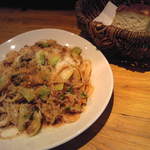 バール マッティーナ - 小松菜と牛豚ミンチのトマトソースパスタ（大盛り）、フォカッチャ