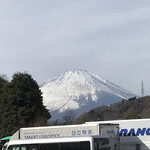 鮎沢パーキングエリア　Ｂグルスポットコーナー（下り線） - 朝の富士山