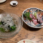 小料理バル ドメ - 春菊とじゃこの和物　鰤の刺身
