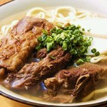 Okinawa shokudou yambaru - 当店自慢のお肉たっぷりソーキそば！
