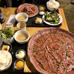 ビストロ炭焼肉酒場 チキンレッグ - 奥は同僚の100g定食。差は歴然！