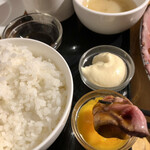 Bisutoro Sumiyakiniku Sakaba Chikinreggu - 卵黄、カラシマヨネーズで変化を付けて