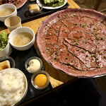 Bisutoro Sumiyakiniku Sakaba Chikinreggu - 200gは「大皿」と言うか「お盆」？