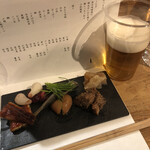 麹町いづみや しろ - 生ビール、おつまみ：5品(ワンプレート) ：うなぎ、魚介味噌漬け、鮪血合いみそ焼き、鯨らっきょ和え、小肌梅煮。