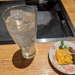 お好み焼きロック - まずはお通し。玉子も鶏も味付けが甘くなく、期待が高まります。