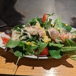 Okonomiyaki Rokku - 店名のロックサラダ。生ハム、ベビーリーフ、レタス、トマトにコーンをフレンチドレッシングで。