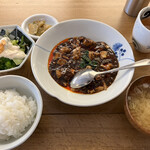 希須林 - 週替わりランチ:麻婆豆腐とブロッコリーの蟹マヨサラダ