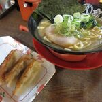 丸八商店 - 料理写真:豚骨醤油ラーメン(770円)+餃子3個(150円)