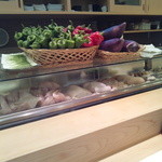 すし処 會 - カウンターの野菜いろいろ