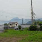 望月 - 駐車場から高崎山を。