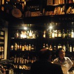 バー トレンチ - 店内は人1ﾀﾞｰｽで満席。
