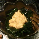 すし居酒屋 樽 - お通しその1はウニとワカメ